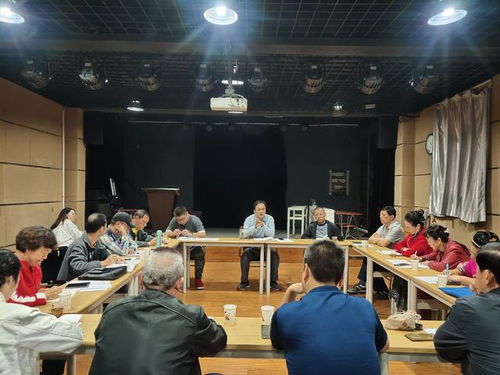 襄陽市群眾藝術館 規范簽約夯實根基，百場展演助力諸葛亮文化旅游節升級\n\n??近日，襄陽市群眾藝術館召開了第十屆諸葛亮文化旅游節“百場群文展演”合同簽訂會議。此次會議不僅是一次工作安排的節點性推進會，更是一次對社會文藝資源進行創意調配、全面聚合的文化動員。市群藝館相關負責人、組織籌備團隊和多家簽約社會藝術團體代表共聚一堂，規范文書簽訂流程并探討下一步創排進度。這一儀式優化了多元素的協作機制，也為即將掀起的全城文明狂歡、融合傳統大文旅盛會主題的文化藝術熱浪筑起嚴謹坦誠履行踐諾的重要基石。